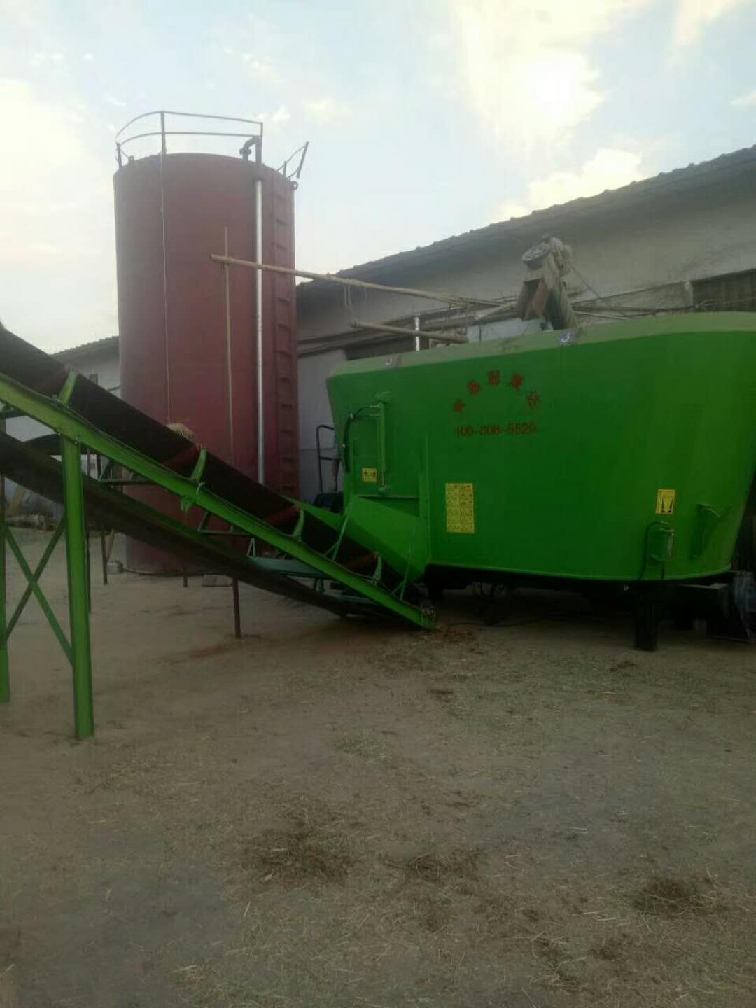 河南某公司購(gòu)買固定式TMR攪拌機(jī) 河南某公司購(gòu)買固定式TMR攪拌機(jī)